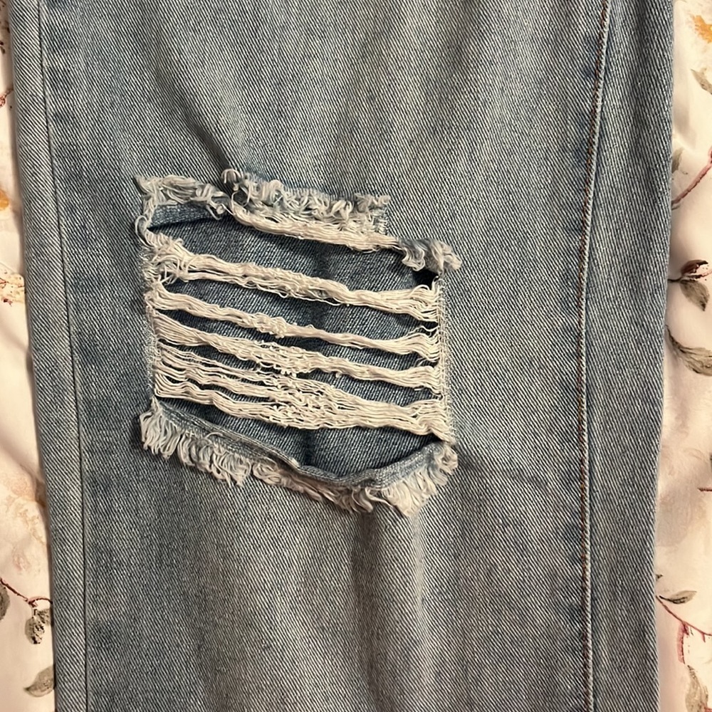 Light-wash Ripped Jeans - Picture 3 of 6